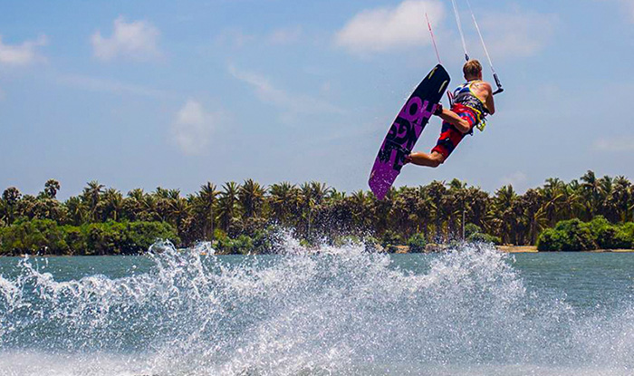 kites surfing learning in sri lanka by thawalama 