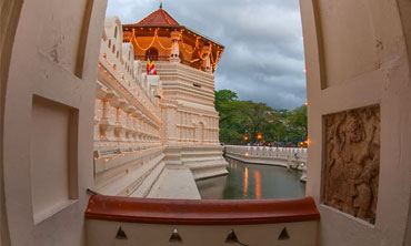 kandy dalada maligawa with thawalama - temple of tooth relic